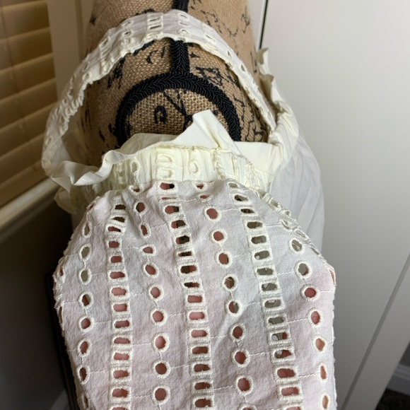 NWOT Vince Camuto Eyelet Cold Shoulder Blouse - Picture 10 of 15